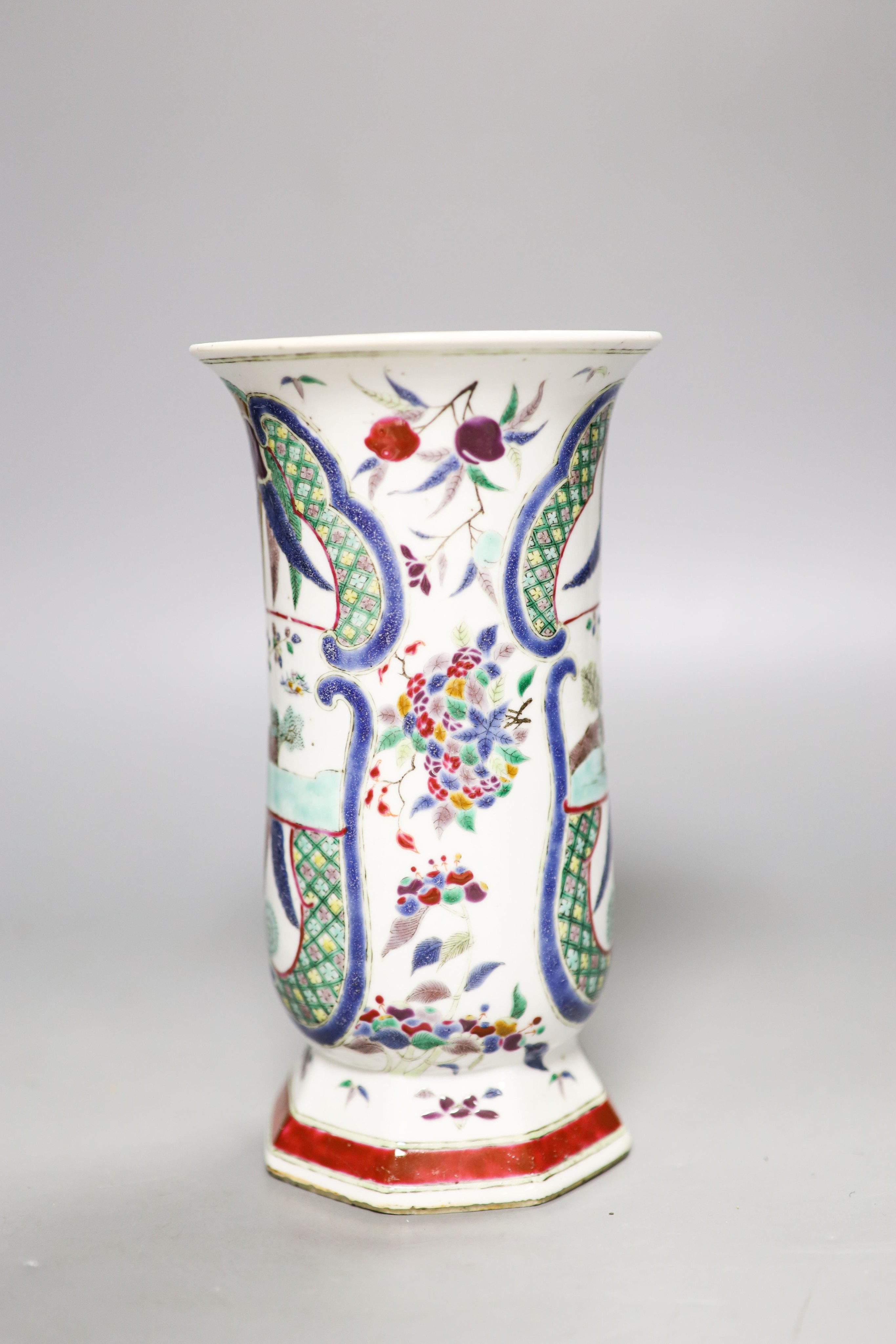 A Chinese famille verte vase, 19th century 20cm